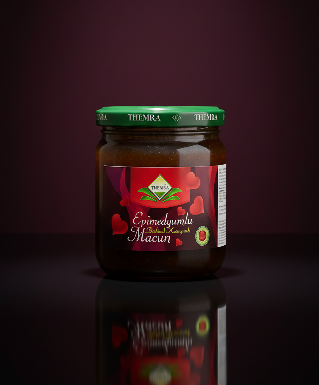 Jar of Themra Epimedyumlu Halal Kompot on a dark background.